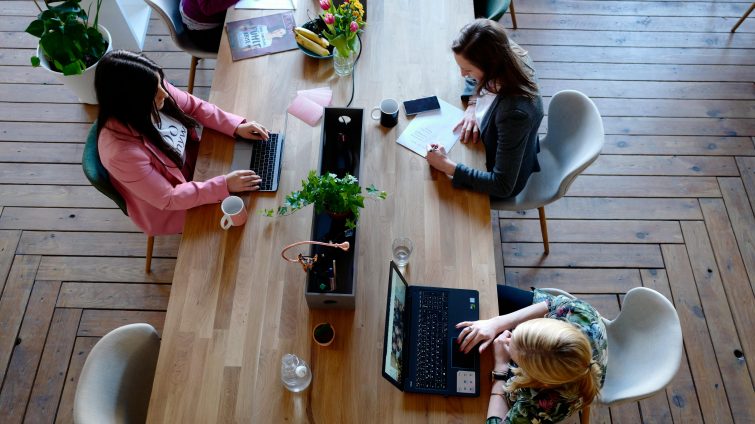 3 orang wanita duduk melakukan business analysis